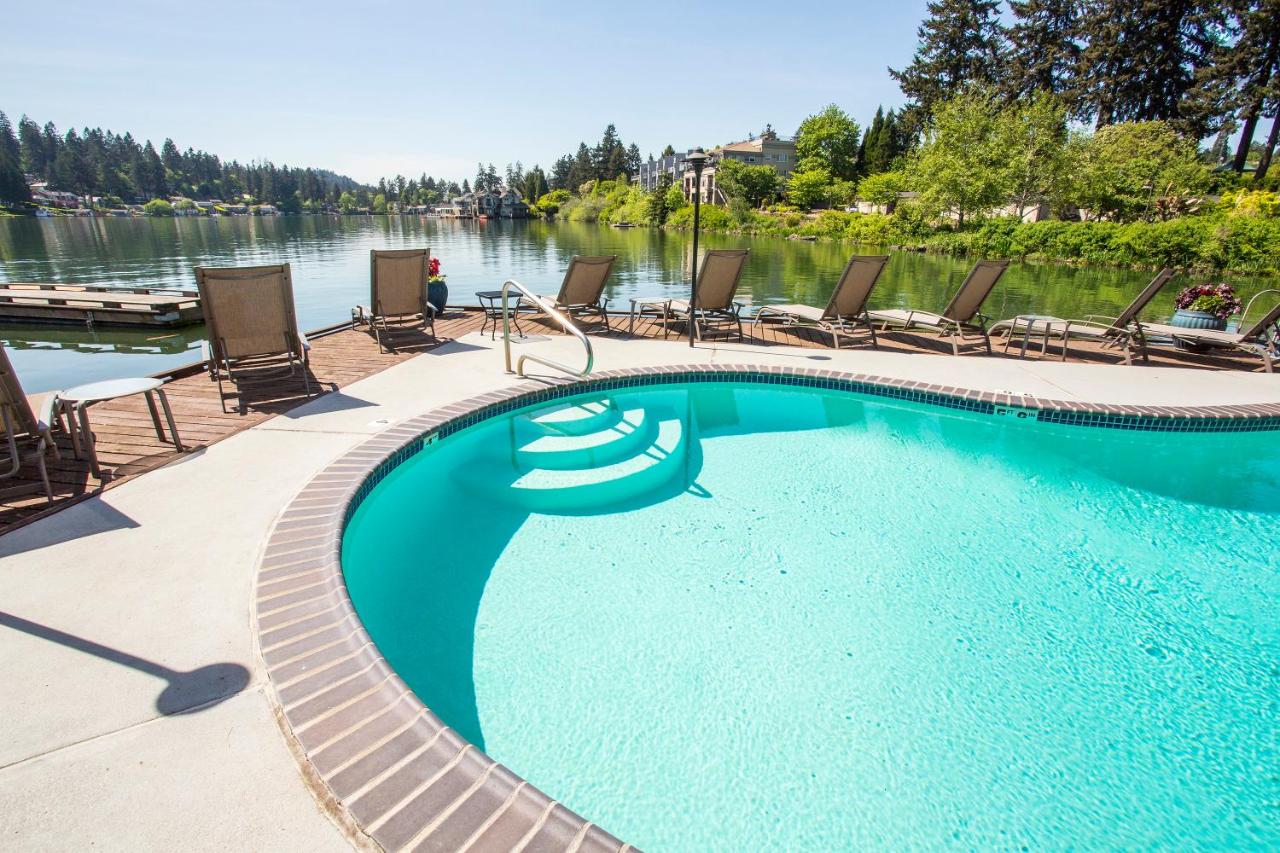 | Lakeshore Inn