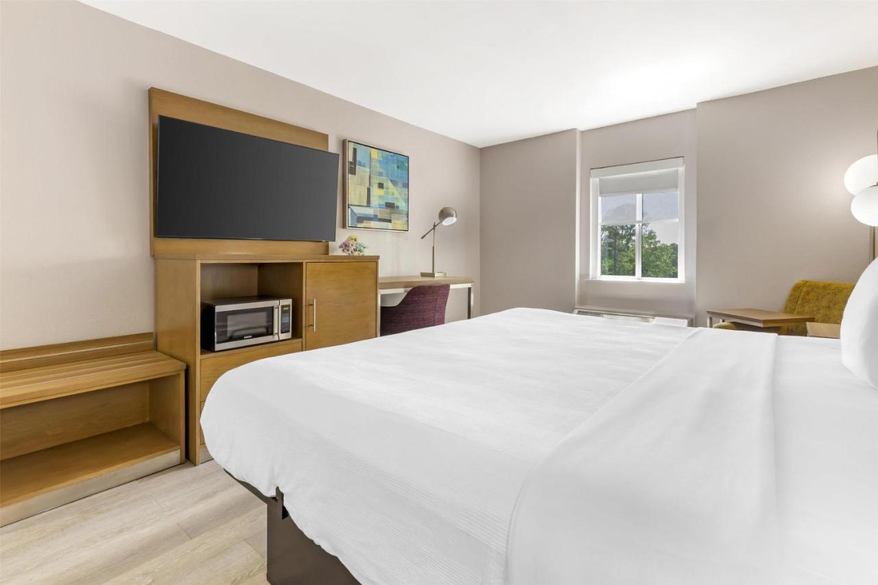 King Room with Mobility Accessible Tub at Best Western Plus Raleigh Crabtree Valley Hotel