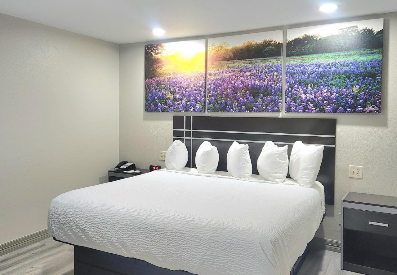 | Days Inn by Wyndham Baytown TX
