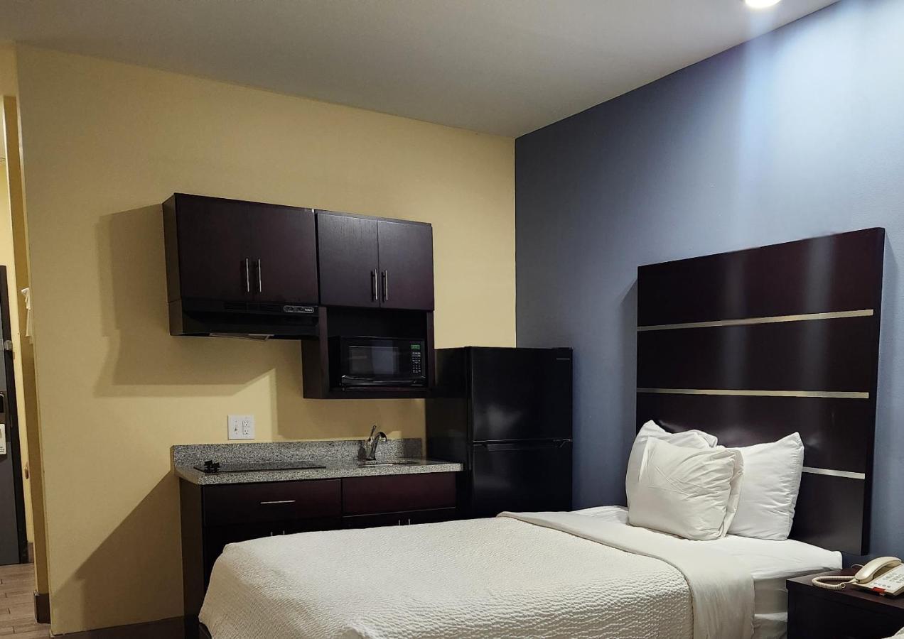 1 King Bed, Accessible, Kitchenette, Non-Smoking at Days Inn by Wyndham Baton Rouge Airport