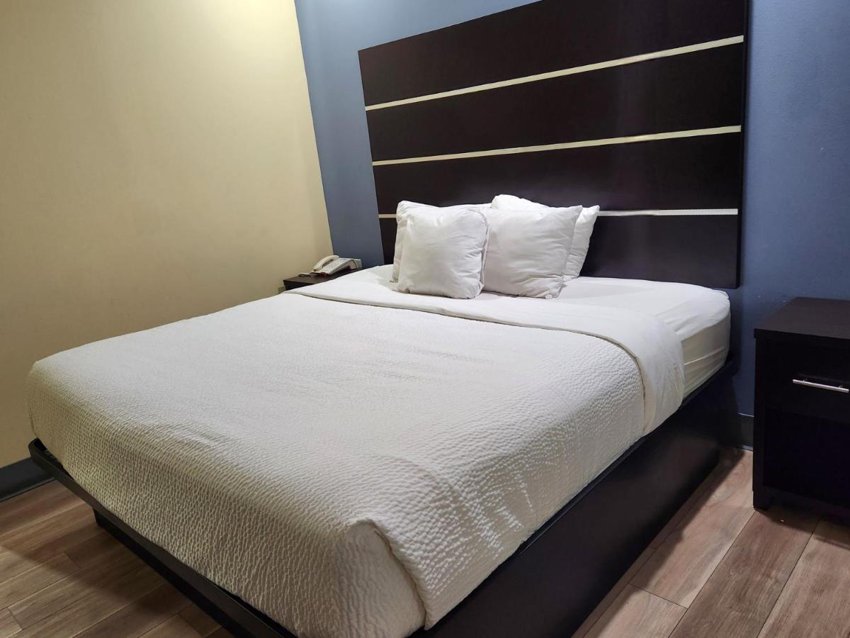 1 King Bed, Accessible Rolling Shower, Non Smoking at Days Inn by Wyndham Baton Rouge Airport