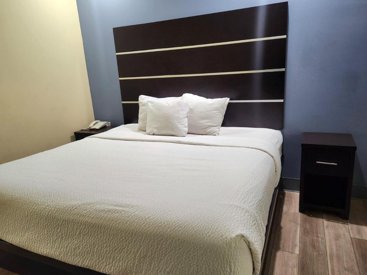 1 King Bed, Accessible Rolling Shower, Non Smoking at Days Inn by Wyndham Baton Rouge Airport