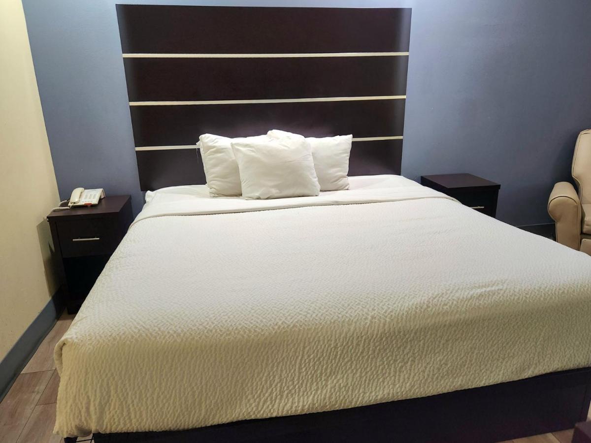 1 King Bed, Accessible Rolling Shower, Non Smoking at Days Inn by Wyndham Baton Rouge Airport