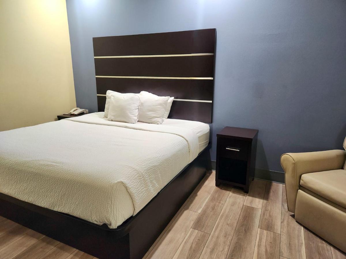 1 King Bed, Accessible Rolling Shower, Non Smoking at Days Inn by Wyndham Baton Rouge Airport