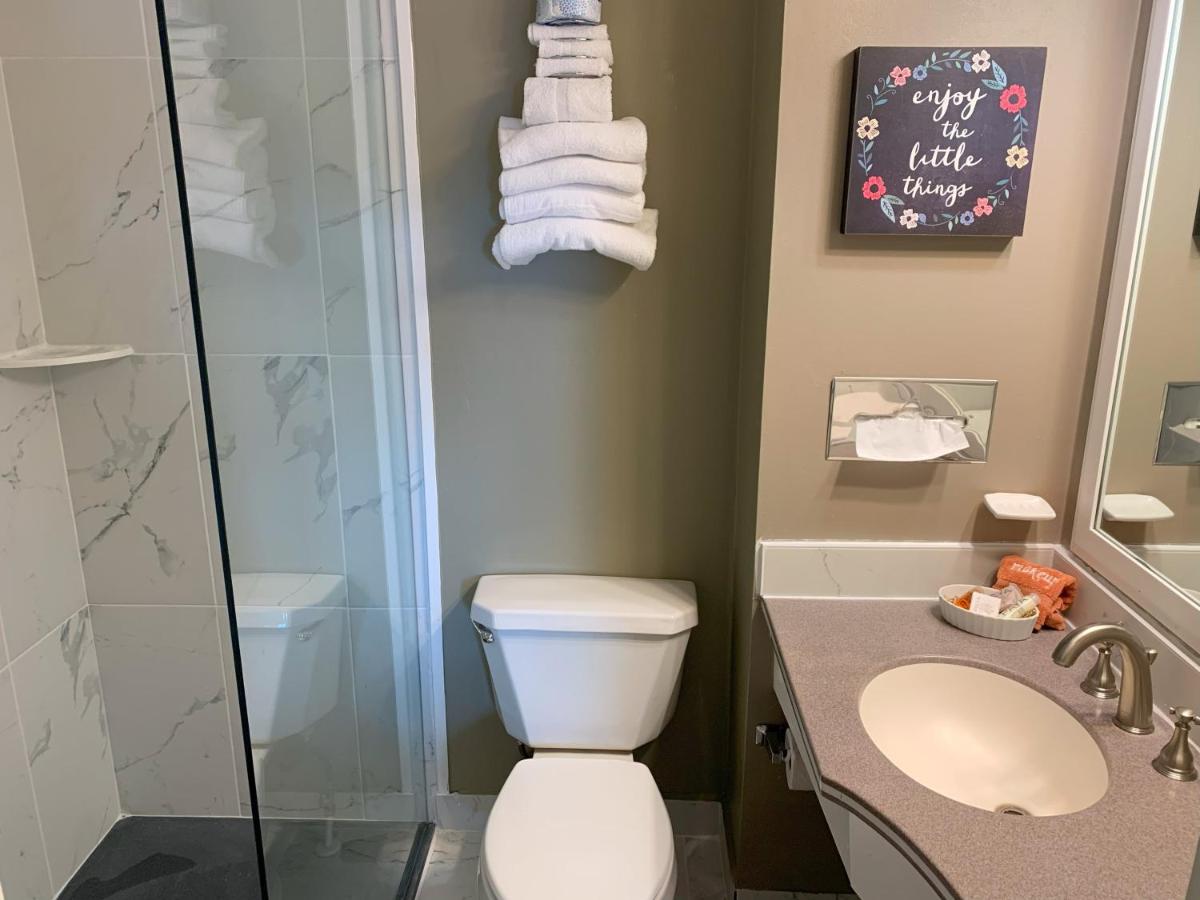 Deluxe Queen Room at Woodbridge Inn & Tavern