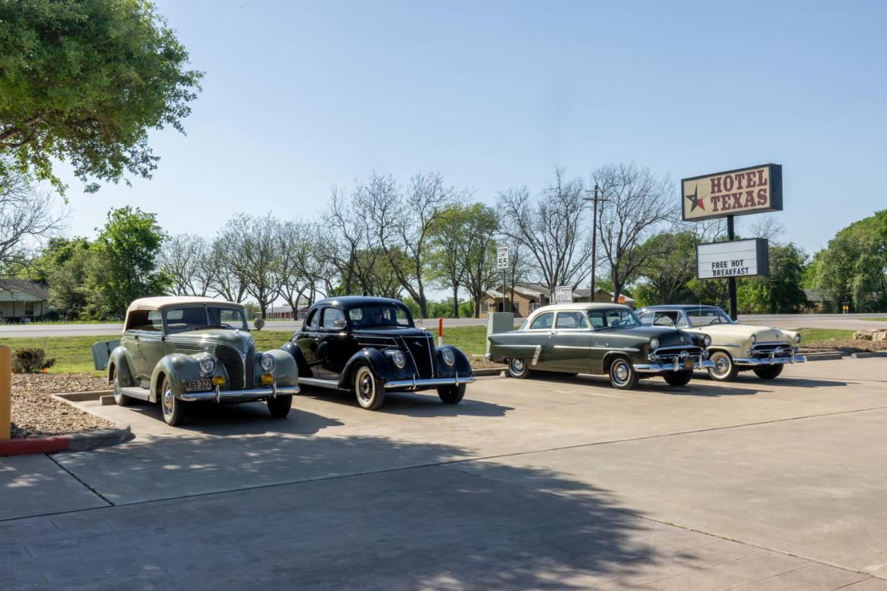 | Hotel Texas Hallettsville