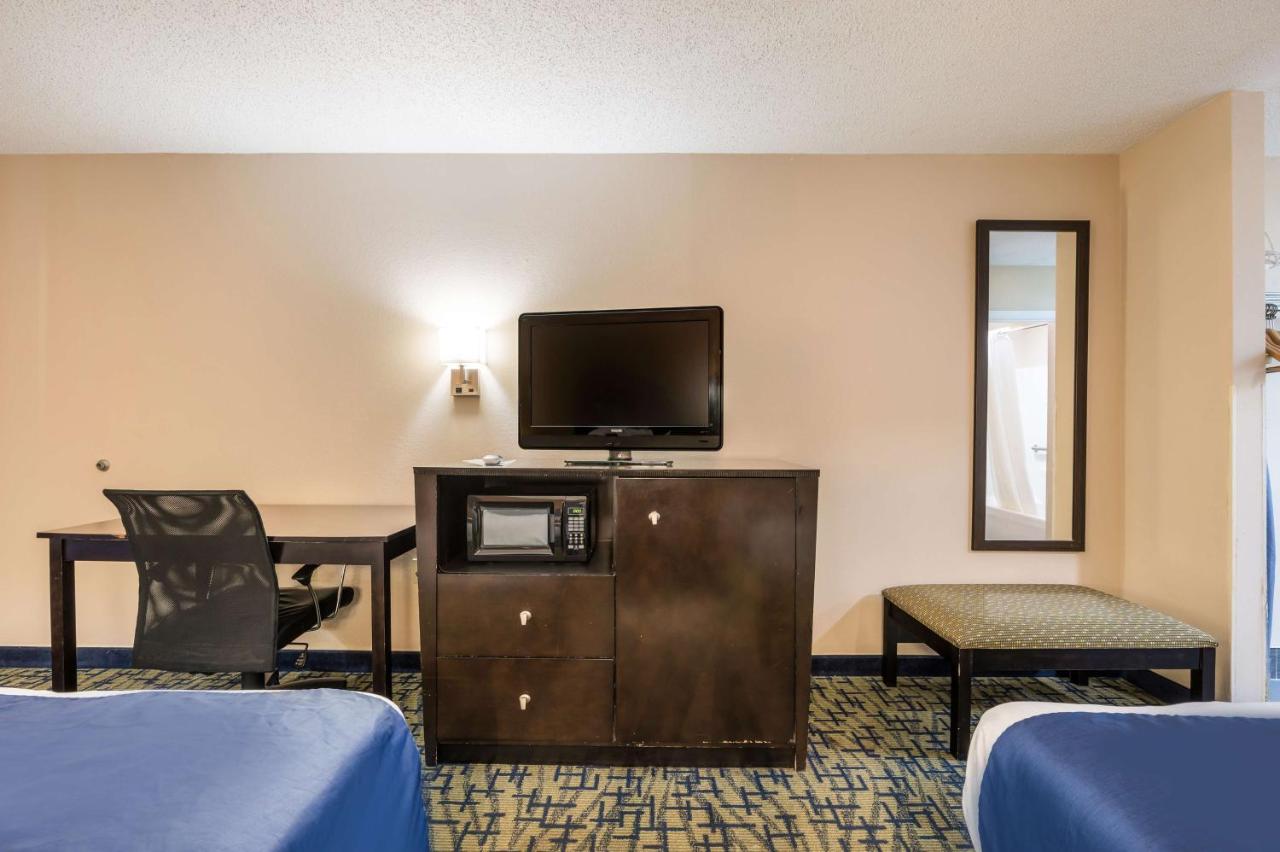 Double Room with Two Double Beds - Smoking at SureStay Hotel by Best Western Meridian