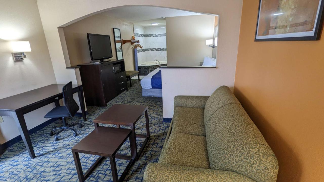 King Room with Jetted Tub - Smoking at SureStay Hotel by Best Western Meridian