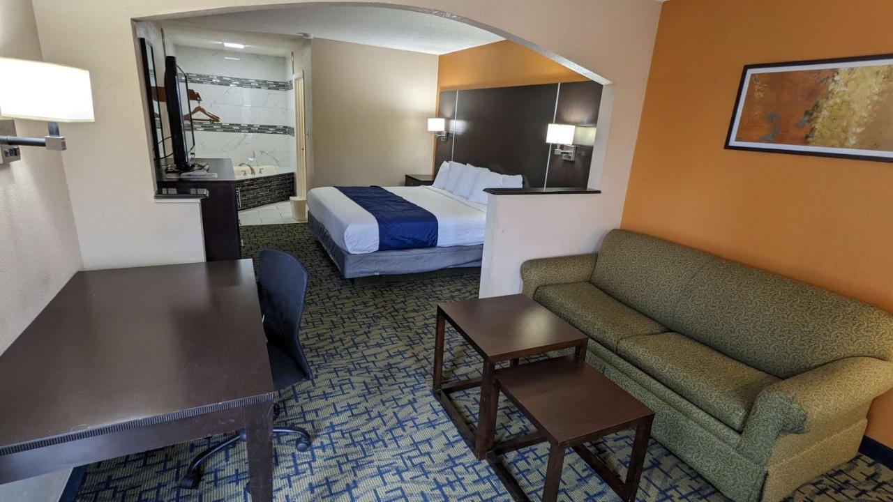 King Room with Jetted Tub - Smoking at SureStay Hotel by Best Western Meridian