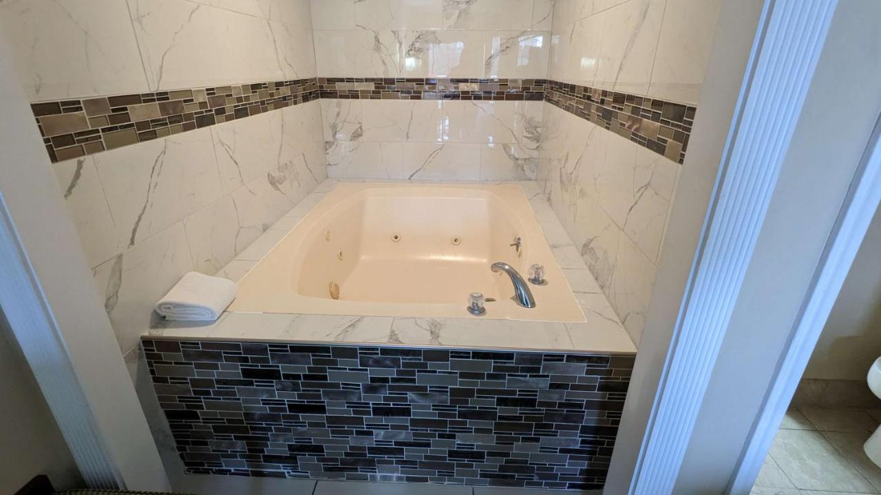 King Room with Jetted Tub - Non-Smoking at SureStay Hotel by Best Western Meridian