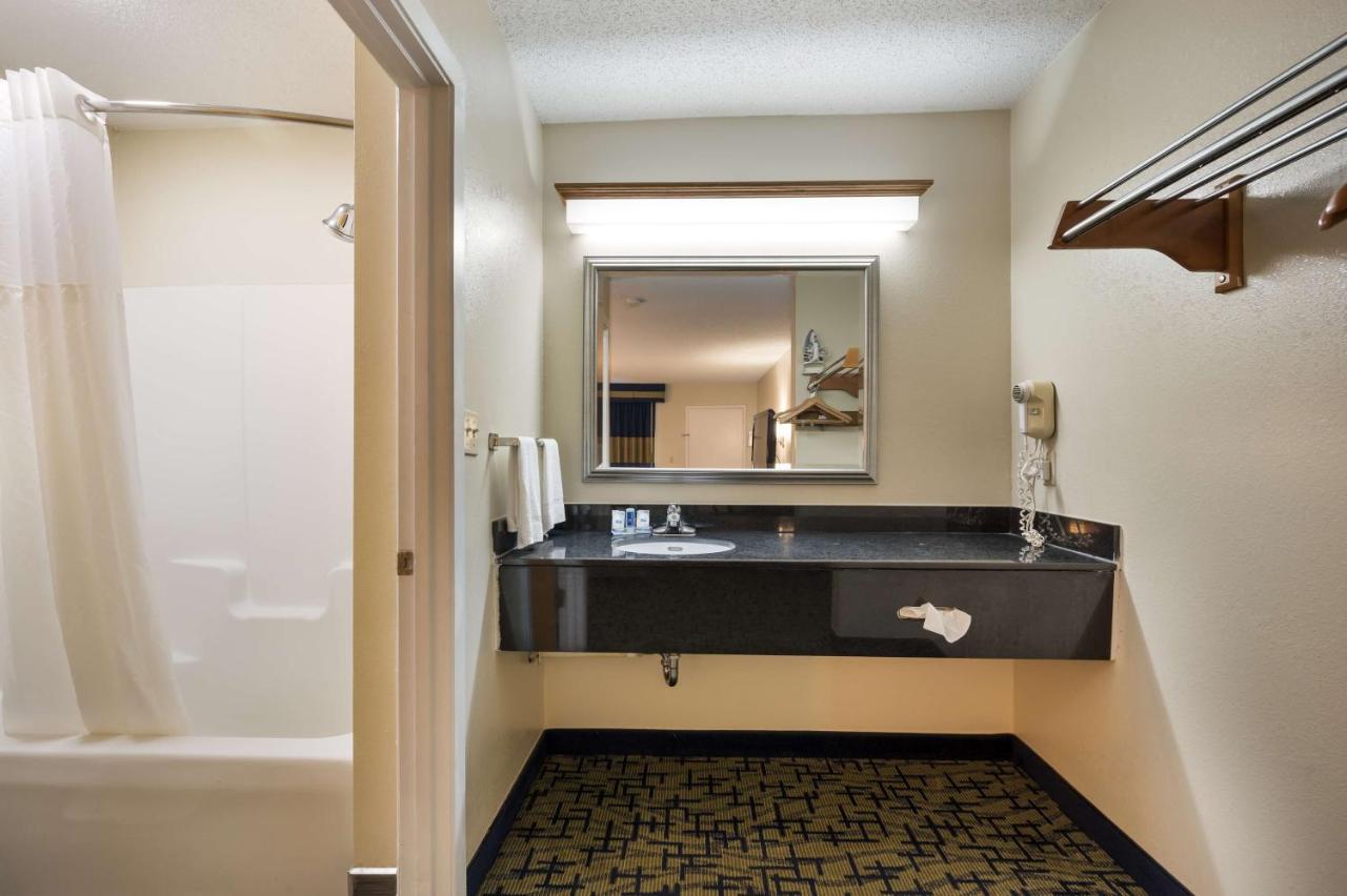 Double Room with Two Double Beds - Smoking at SureStay Hotel by Best Western Meridian