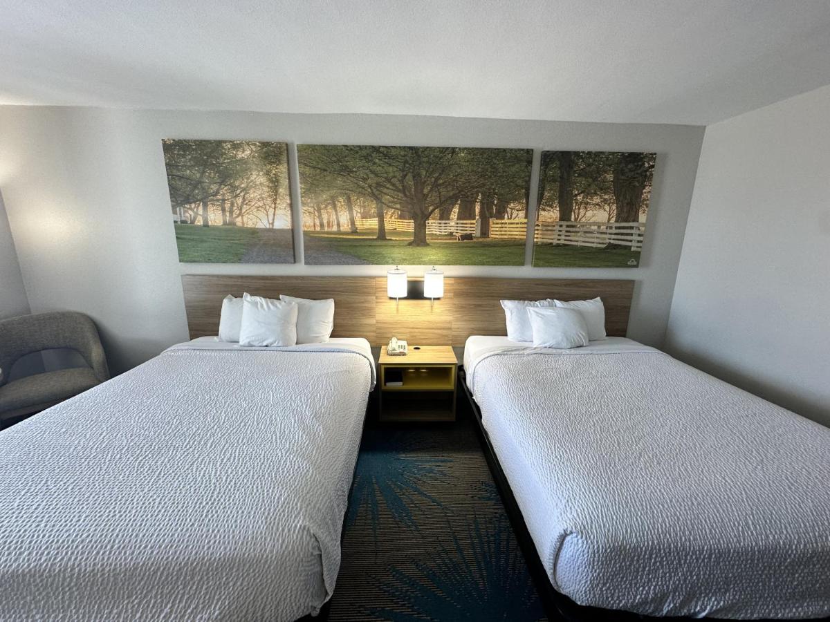 Double Room - Disability Access/Non-Smoking at Days Inn by Wyndham Adel I-75