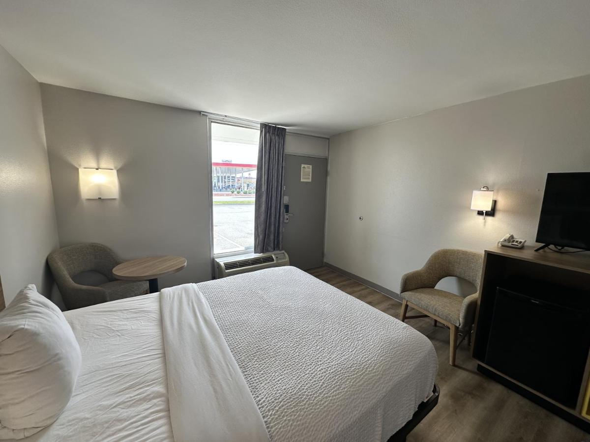 Deluxe King Room - Non-Smoking at Days Inn by Wyndham Adel I-75