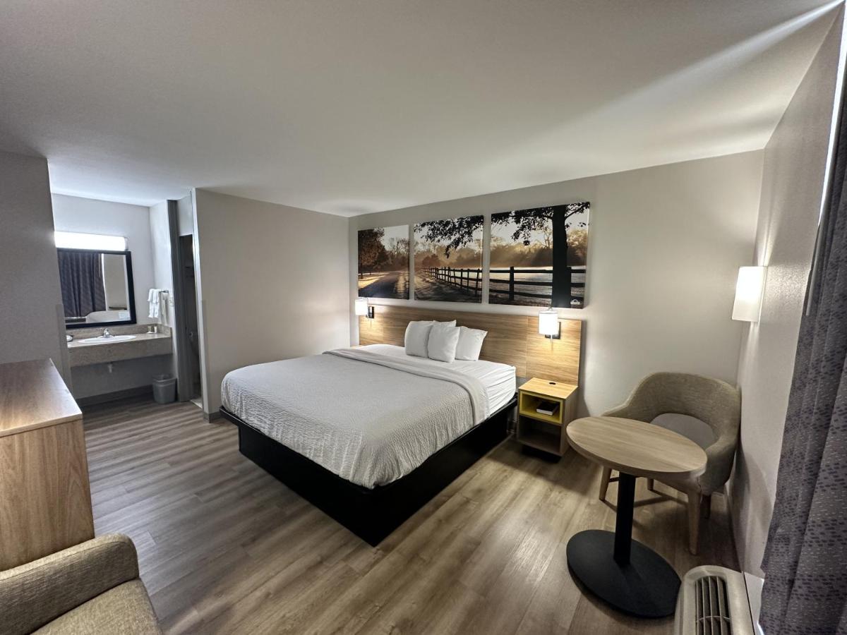 Deluxe King Room - Non-Smoking at Days Inn by Wyndham Adel I-75