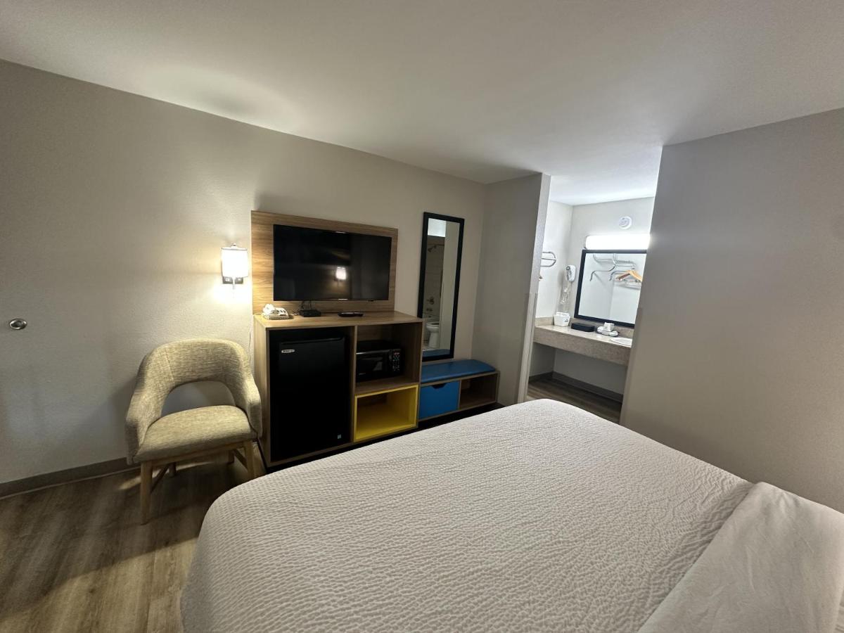King Room - Non-Smoking at Days Inn by Wyndham Adel I-75
