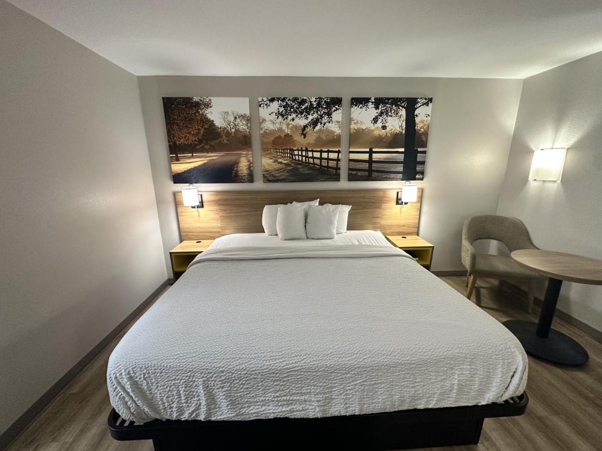Deluxe King Room - Non-Smoking at Days Inn by Wyndham Adel I-75