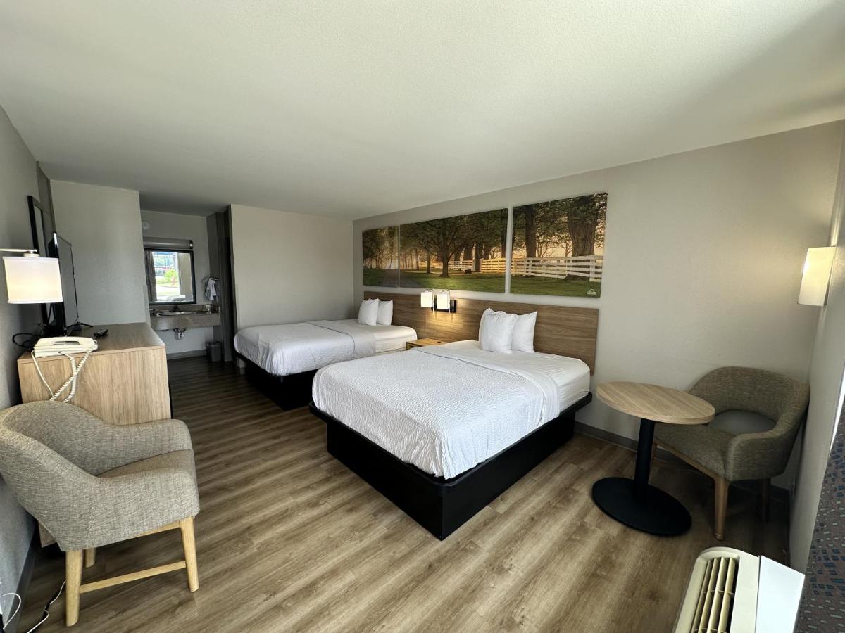 Double Room - Disability Access/Non-Smoking at Days Inn by Wyndham Adel I-75