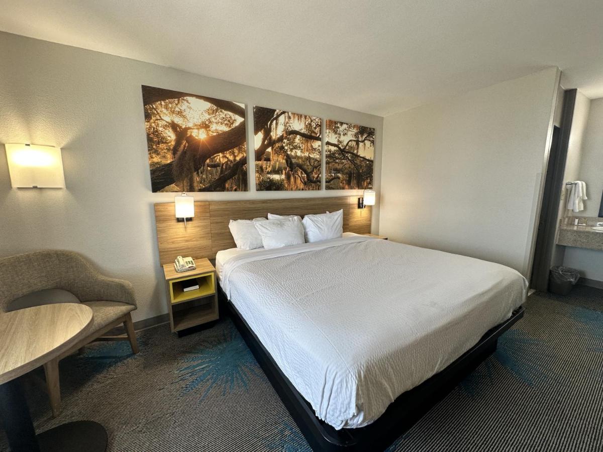 Deluxe King Room - Non-Smoking at Days Inn by Wyndham Adel I-75
