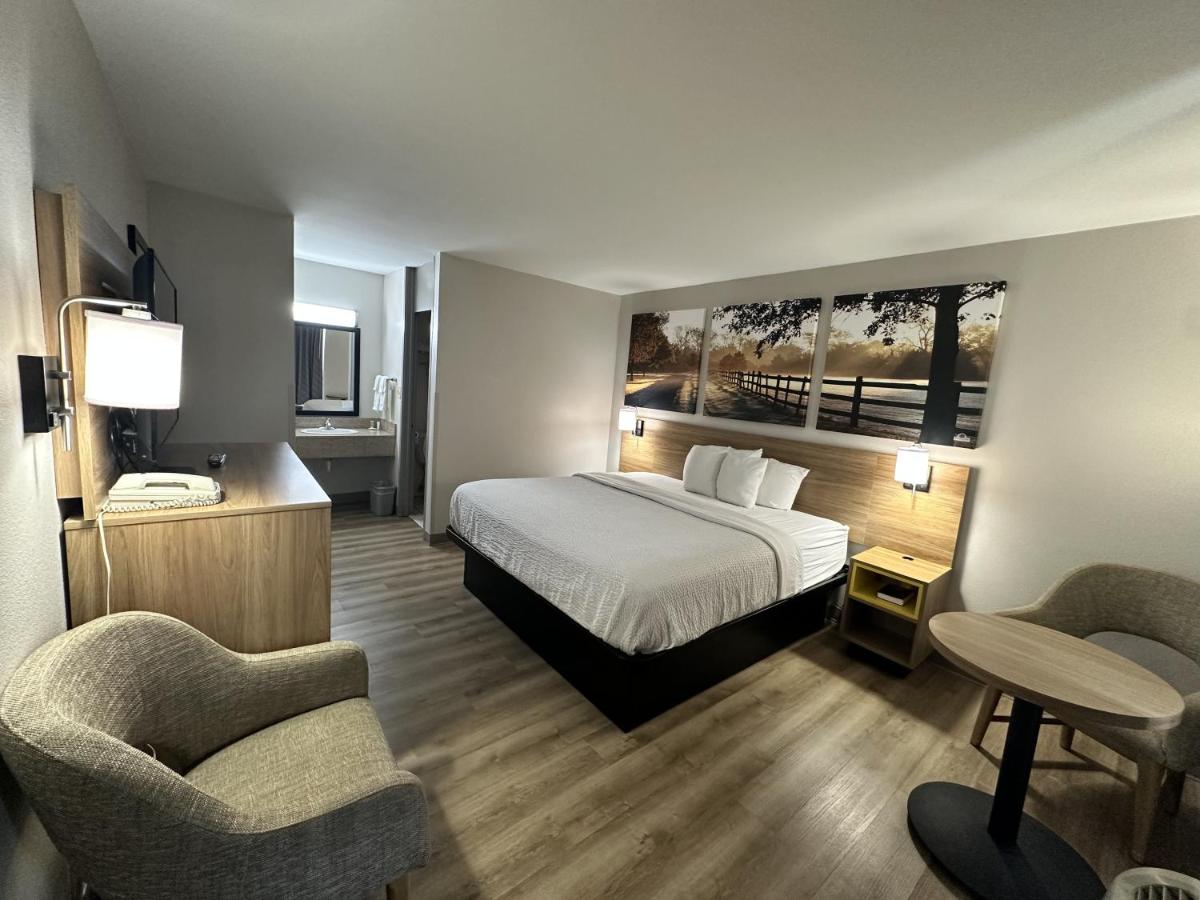 Deluxe King Room - Non-Smoking at Days Inn by Wyndham Adel I-75