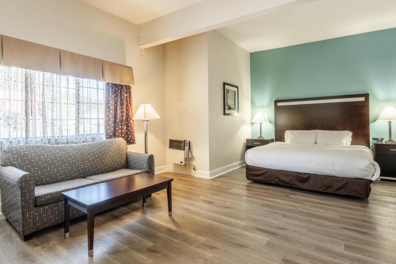 Superior King Room - Non Smoking at Quality Inn Near Mammoth Mountain Ski Resort