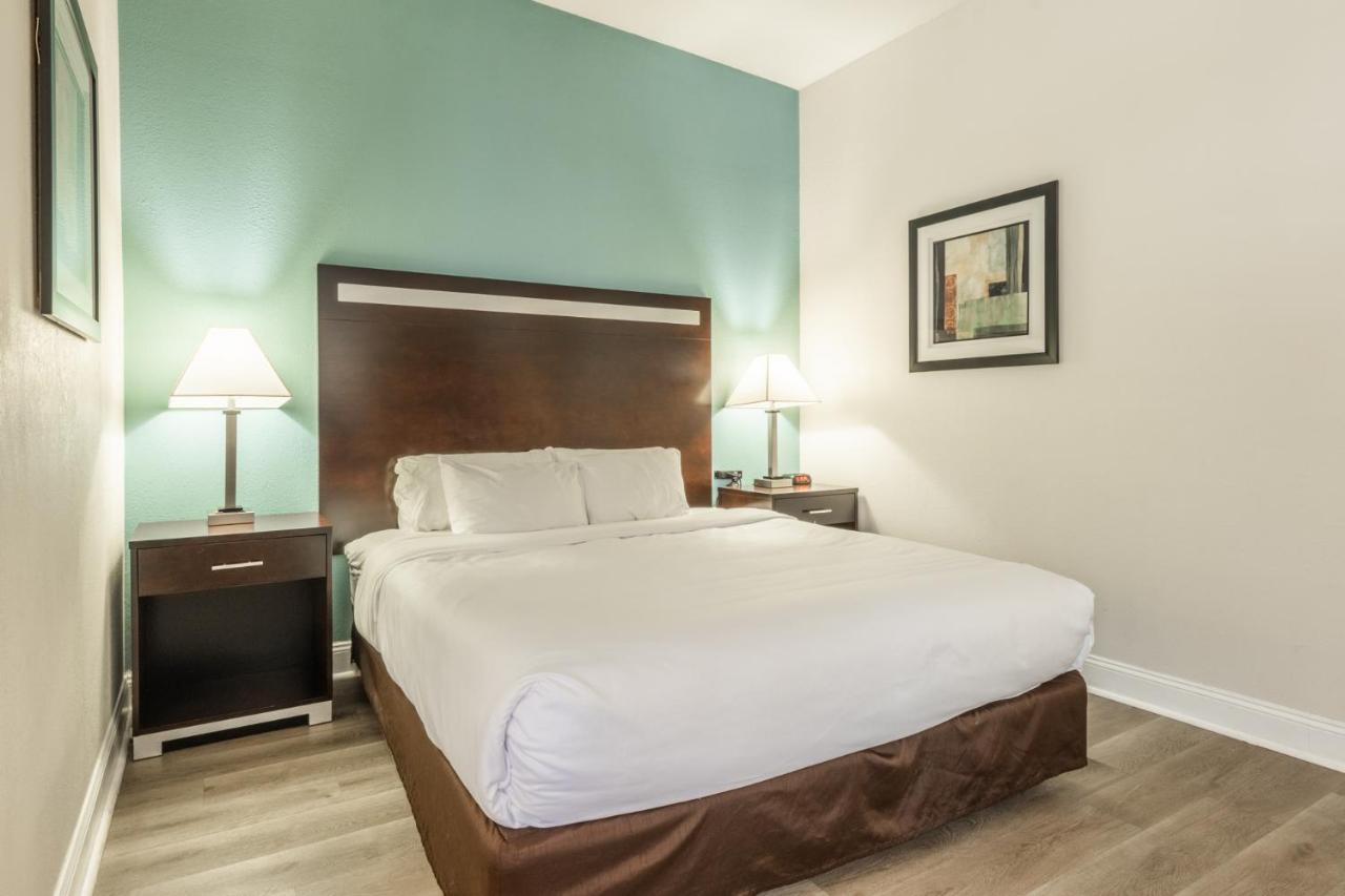 Superior King Room - Non Smoking at Quality Inn Near Mammoth Mountain Ski Resort