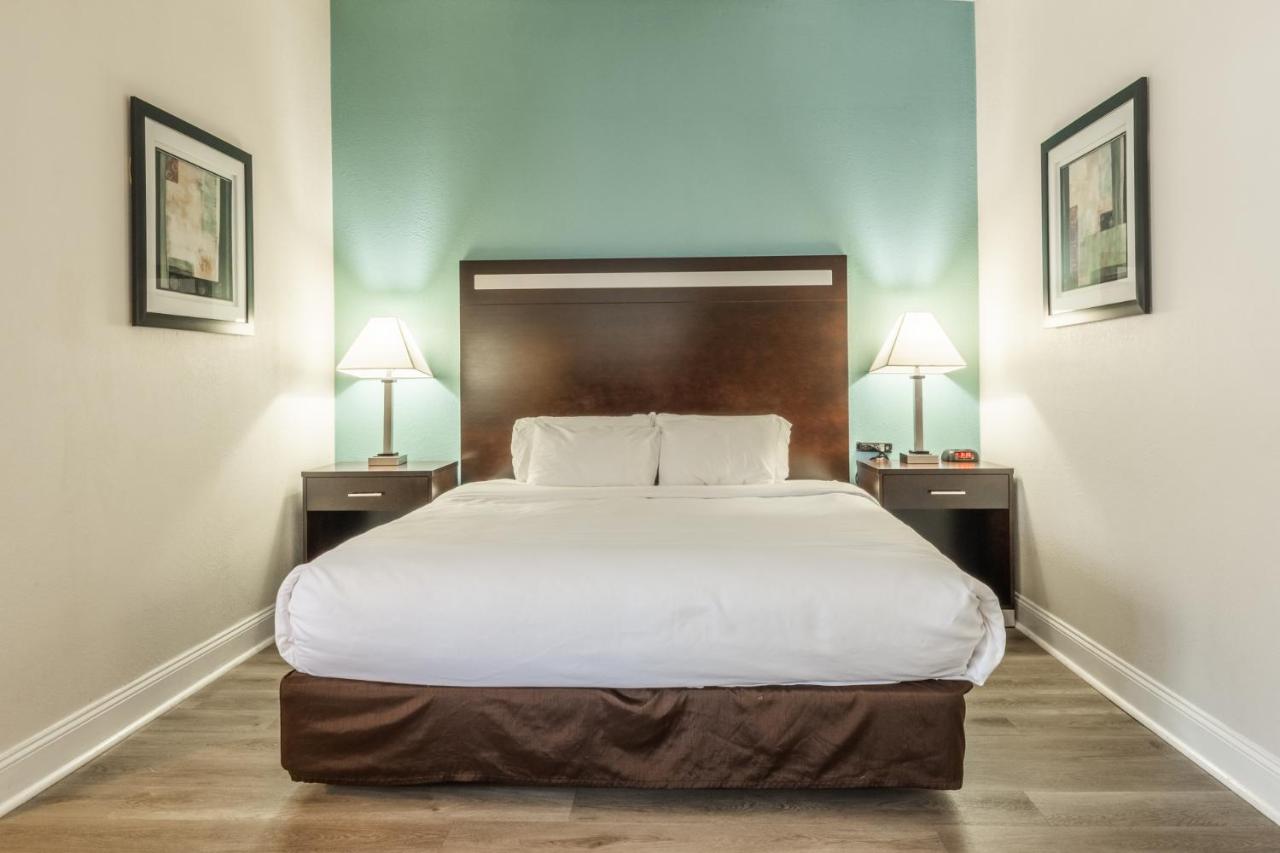 Superior King Room - Non Smoking at Quality Inn Near Mammoth Mountain Ski Resort
