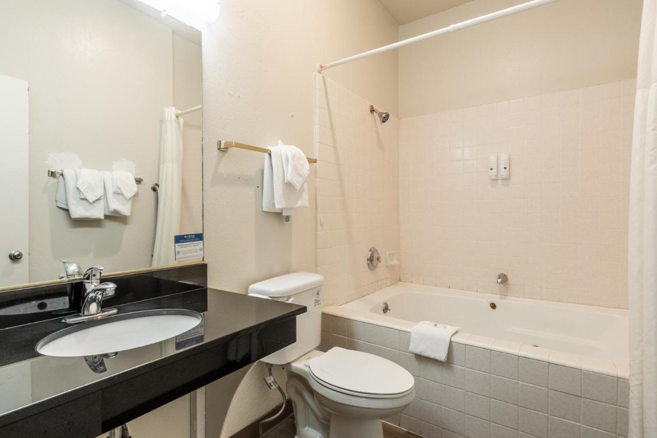 Superior King Room - Non Smoking at Quality Inn Near Mammoth Mountain Ski Resort