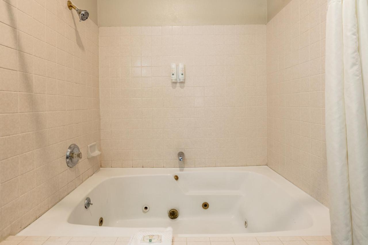 Superior King Room - Non Smoking at Quality Inn Near Mammoth Mountain Ski Resort