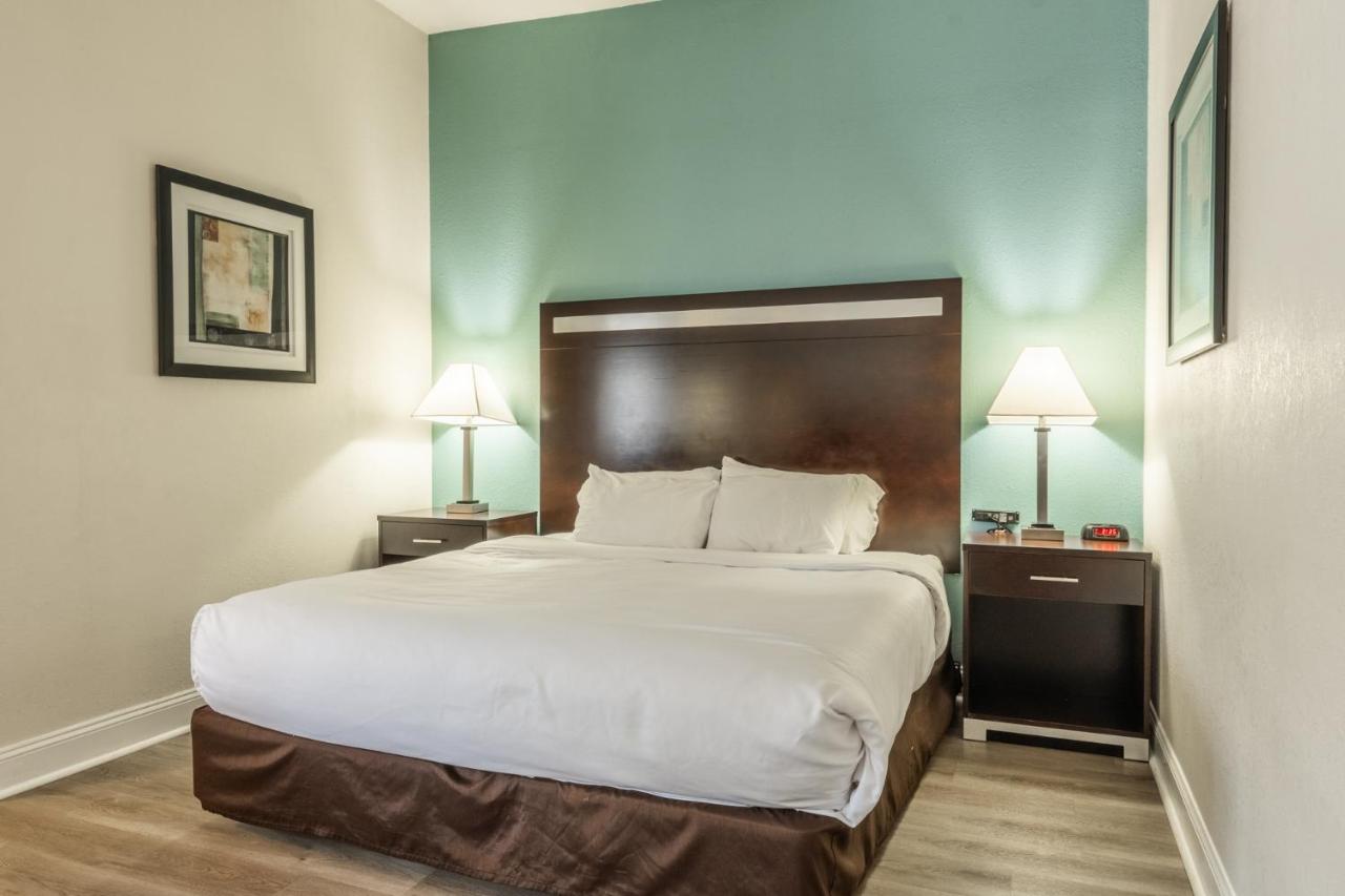 Superior King Room - Non Smoking at Quality Inn Near Mammoth Mountain Ski Resort