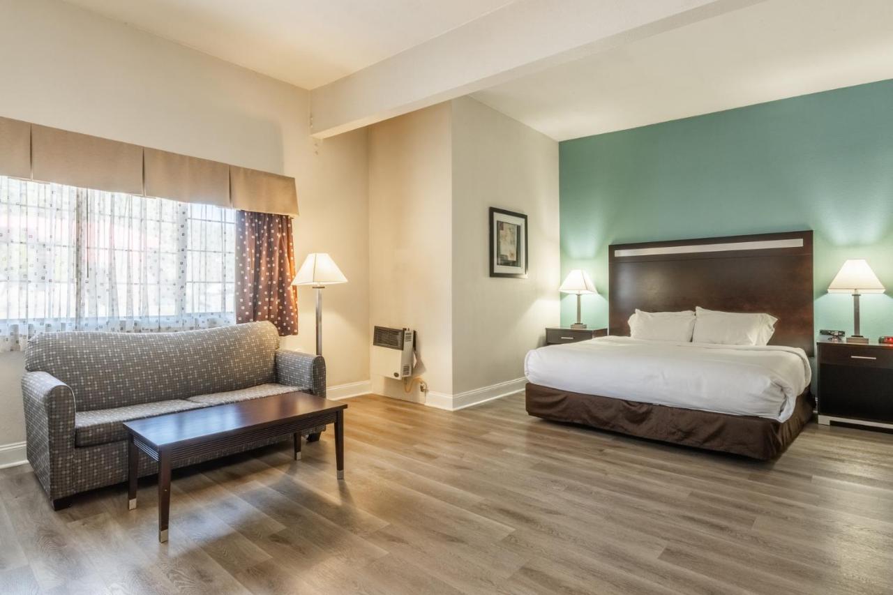 Superior King Room - Non Smoking at Quality Inn Near Mammoth Mountain Ski Resort