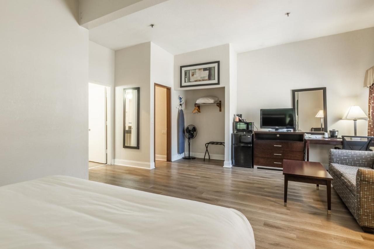 Superior King Room - Non Smoking at Quality Inn Near Mammoth Mountain Ski Resort