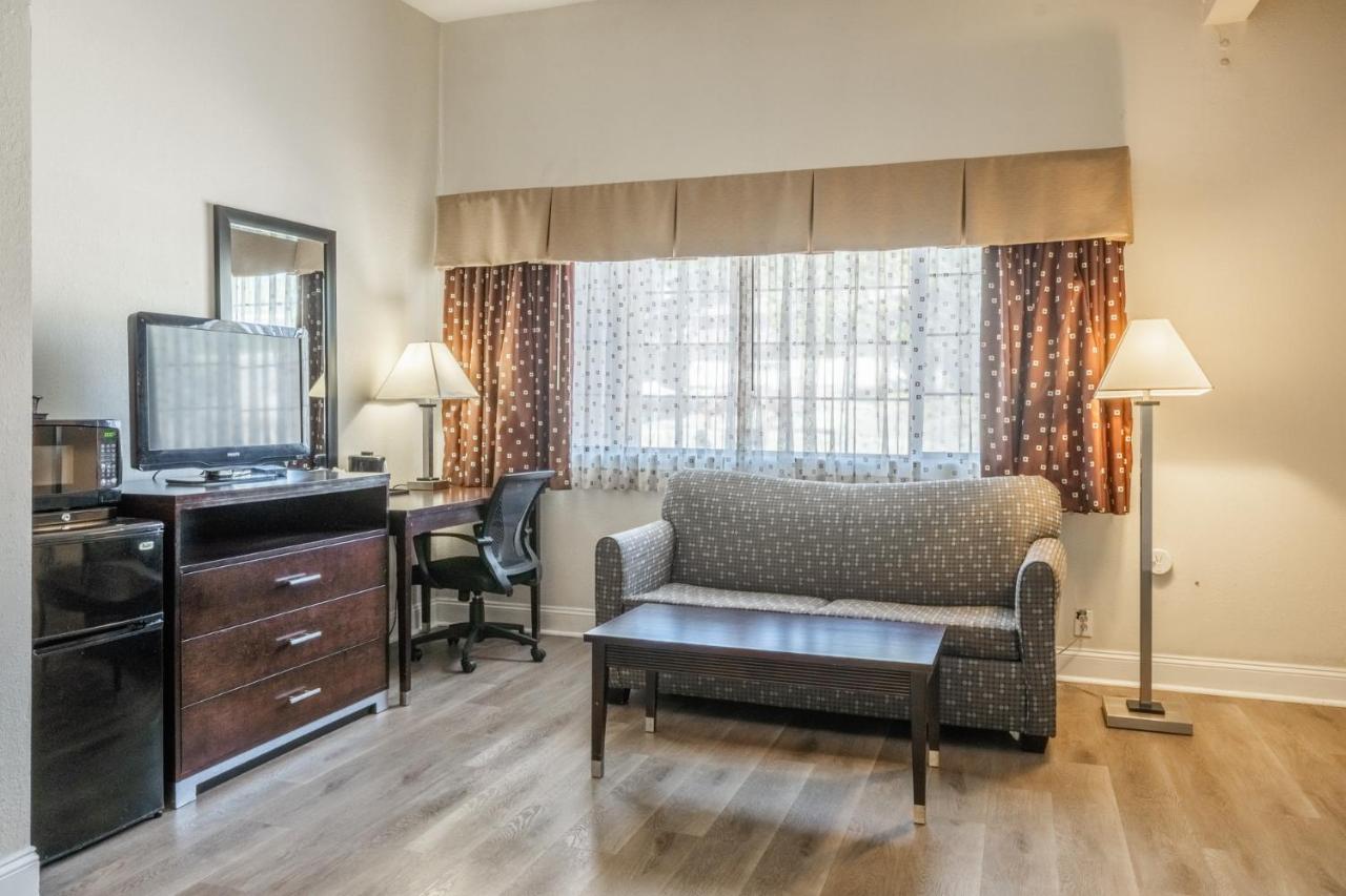 Superior King Room - Non Smoking at Quality Inn Near Mammoth Mountain Ski Resort