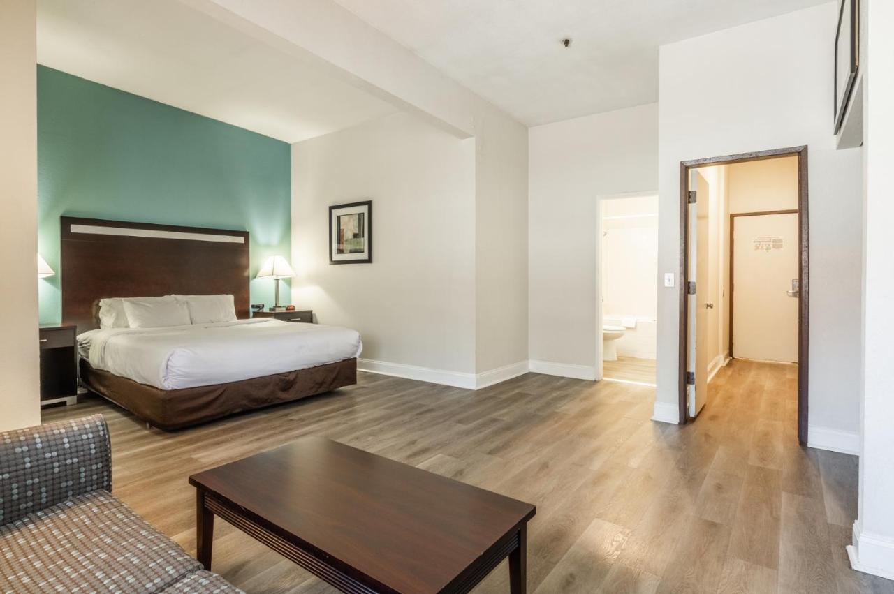 Superior King Room - Non Smoking at Quality Inn Near Mammoth Mountain Ski Resort