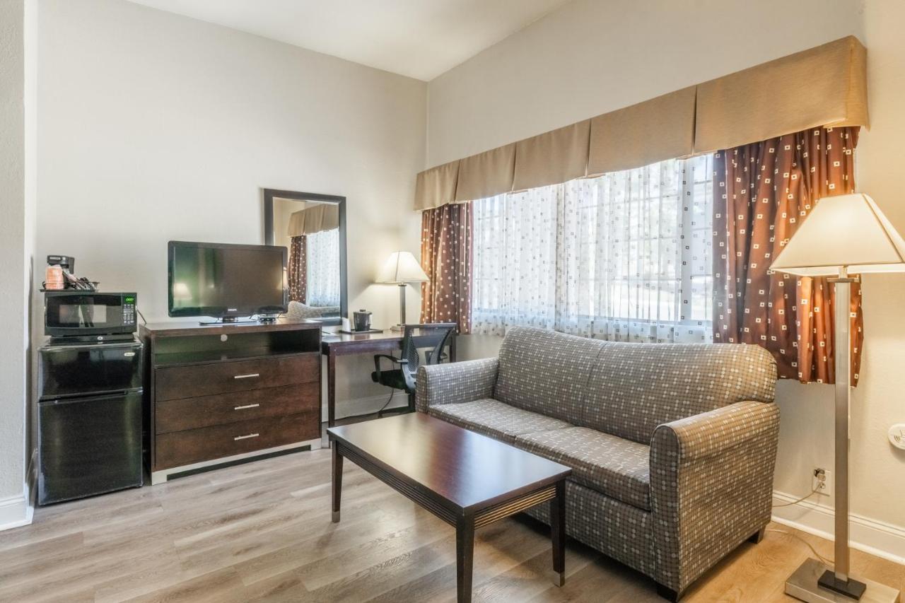 Superior King Room - Non Smoking at Quality Inn Near Mammoth Mountain Ski Resort