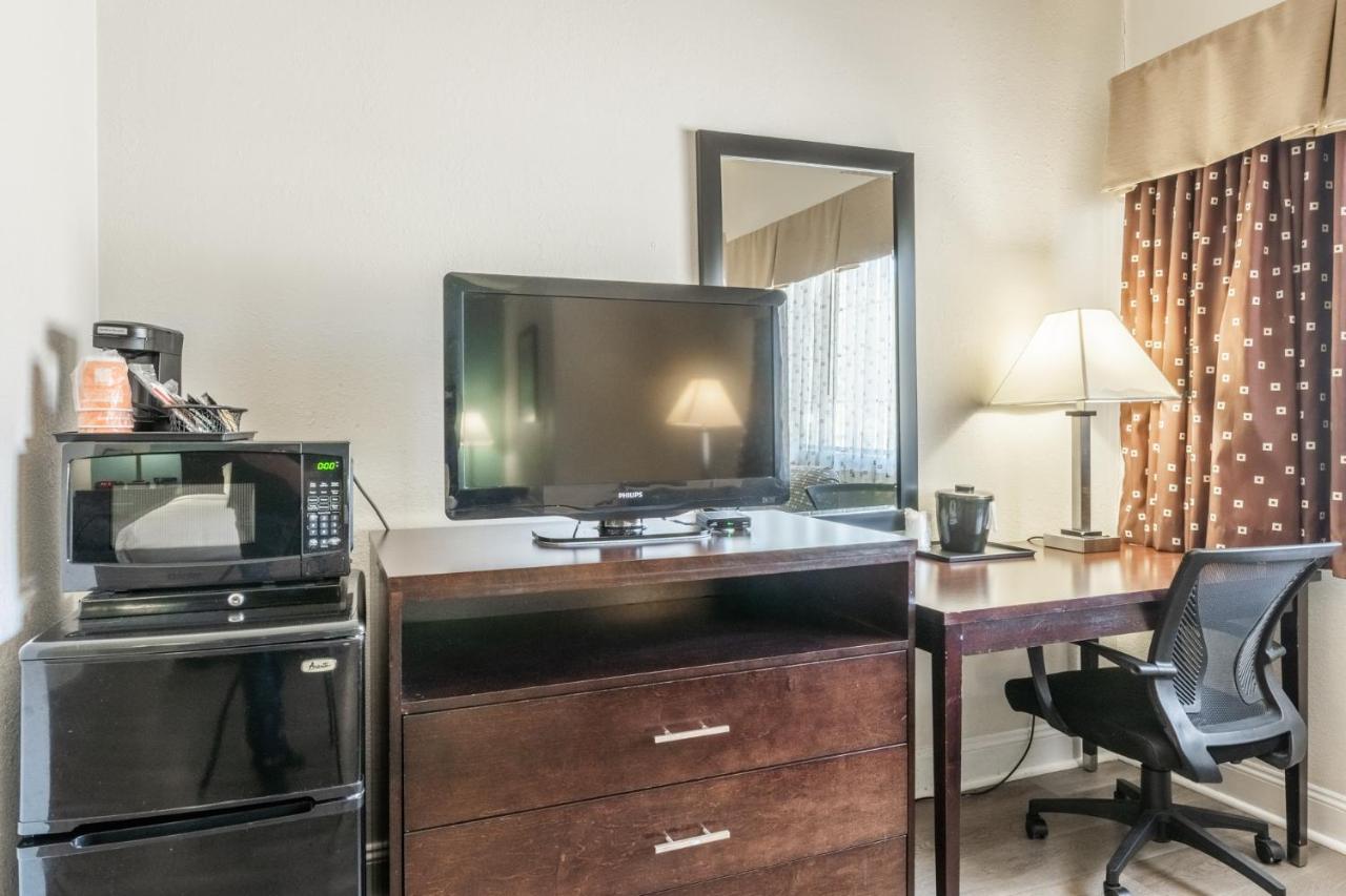 Superior King Room - Non Smoking at Quality Inn Near Mammoth Mountain Ski Resort