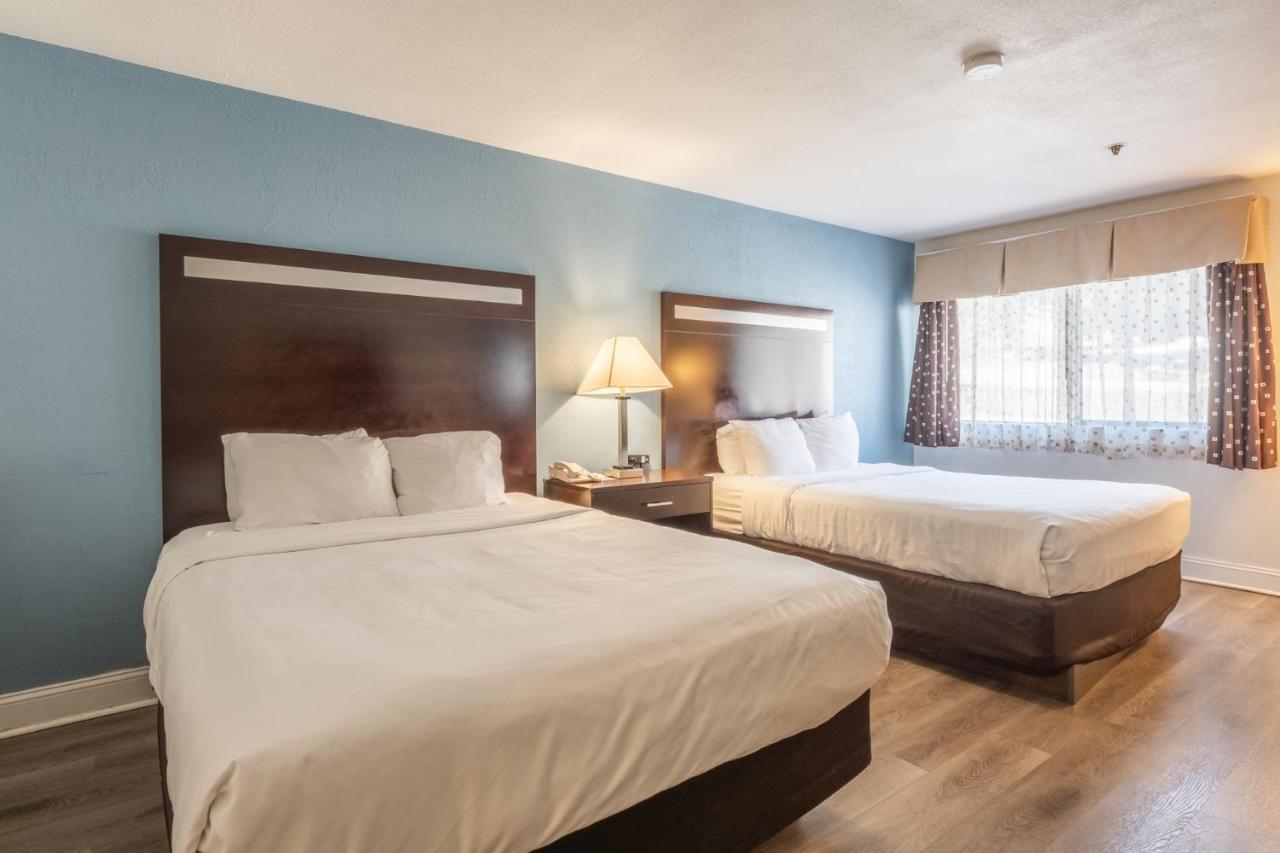 Queen Room with Two Queen Beds and Tub - Accessible/Non Smoking at Quality Inn Near Mammoth Mountain Ski Resort