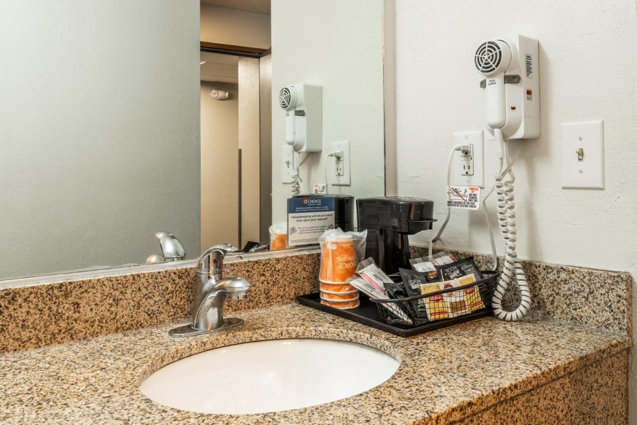 Queen Room with Two Queen Beds and Tub - Accessible/Non Smoking at Quality Inn Near Mammoth Mountain Ski Resort
