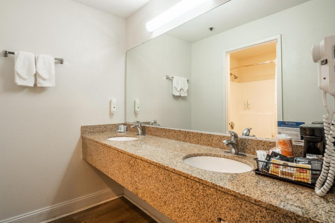 Queen Room with Two Queen Beds and Tub - Accessible/Non Smoking at Quality Inn Near Mammoth Mountain Ski Resort