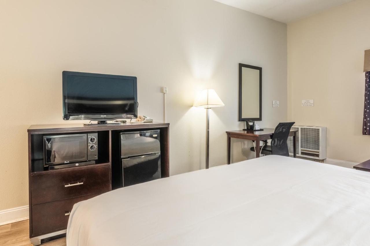 Standard Room, 1 King Bed, Non-Smoking at Quality Inn Near Mammoth Mountain Ski Resort