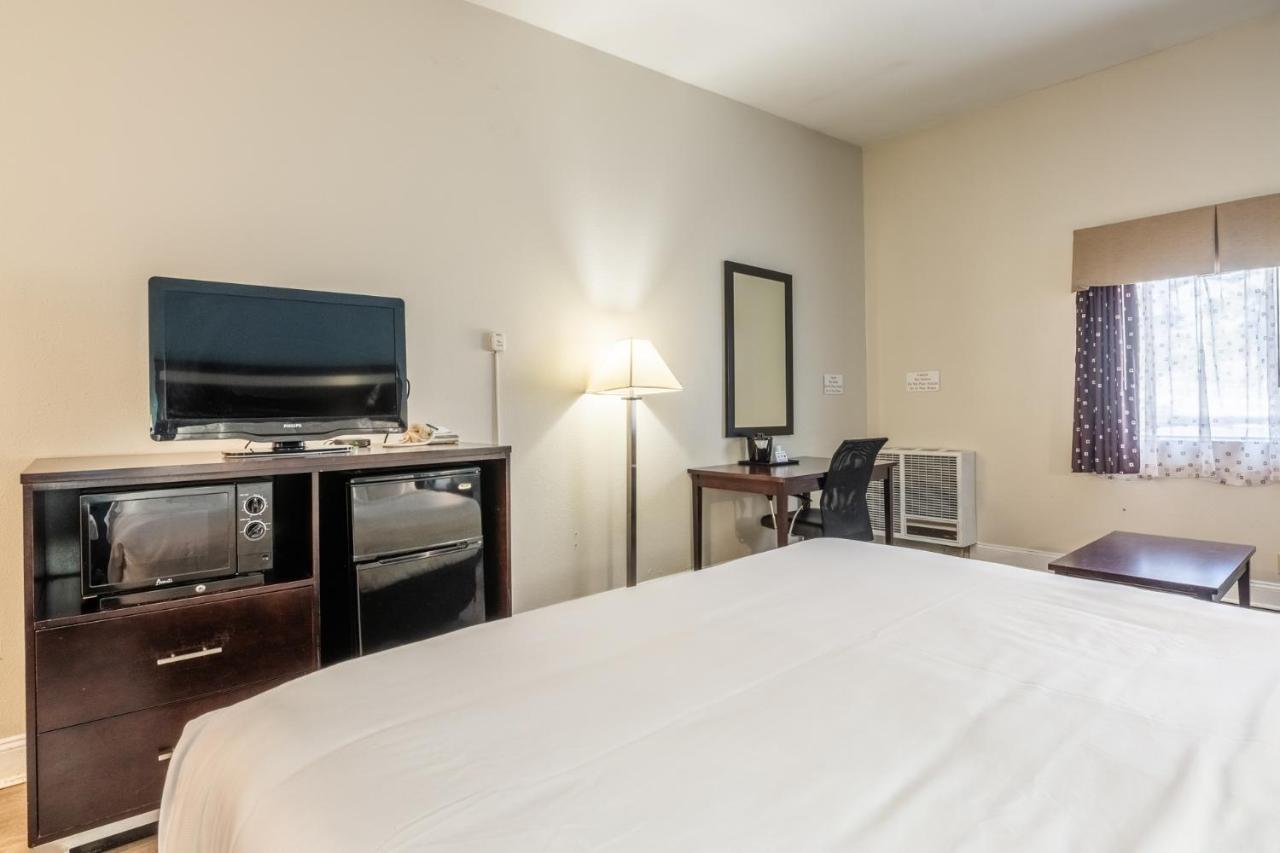Standard Room, 1 King Bed, Non-Smoking at Quality Inn Near Mammoth Mountain Ski Resort