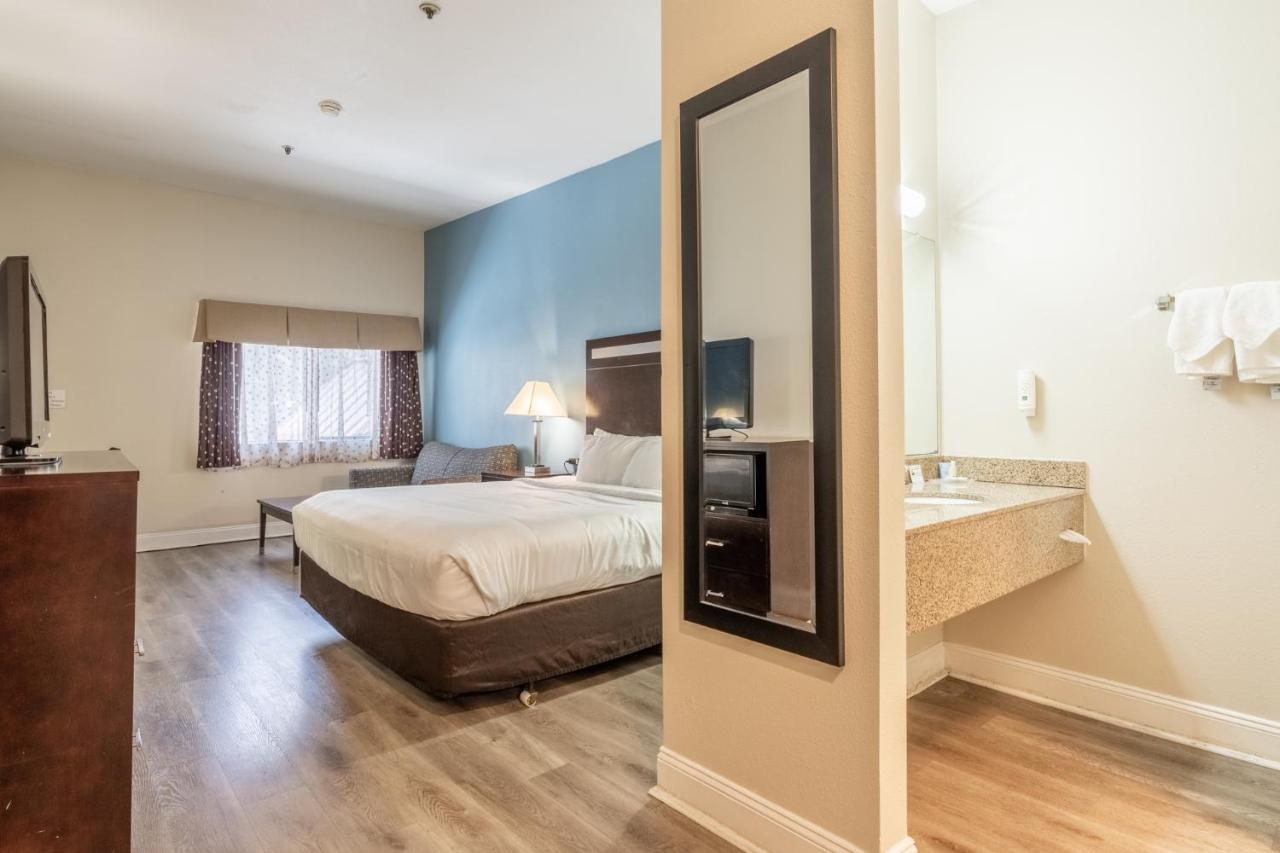 Standard Room, 1 King Bed, Non-Smoking at Quality Inn Near Mammoth Mountain Ski Resort