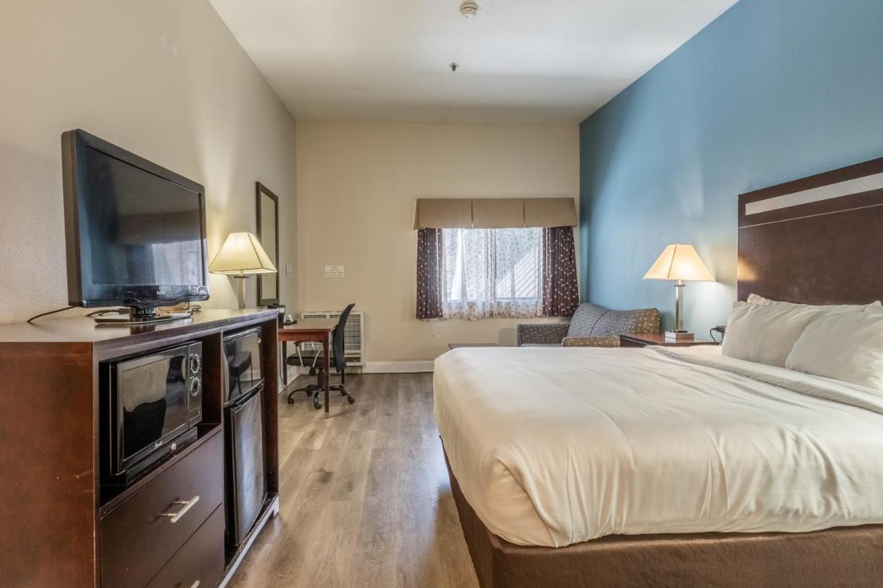 Standard Room, 1 King Bed, Non-Smoking at Quality Inn Near Mammoth Mountain Ski Resort