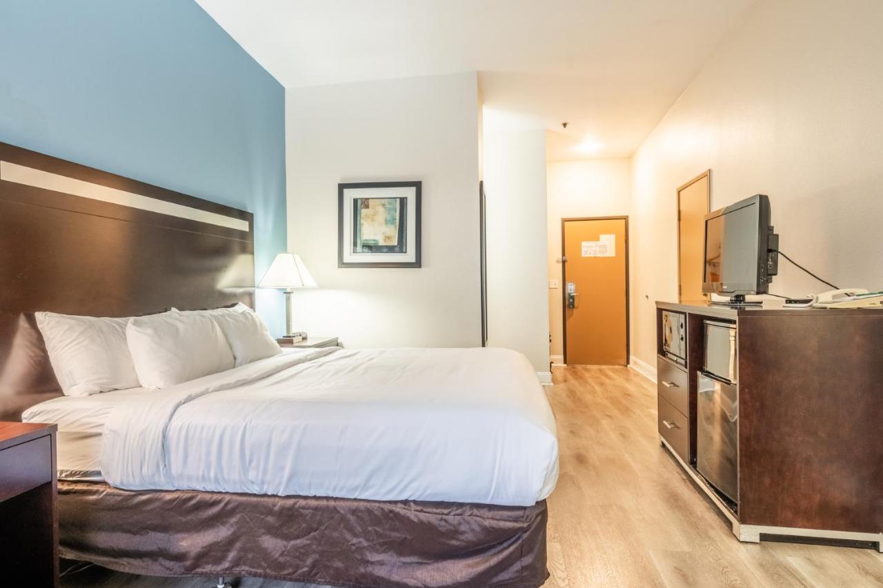 Standard Room, 1 King Bed, Non-Smoking at Quality Inn Near Mammoth Mountain Ski Resort