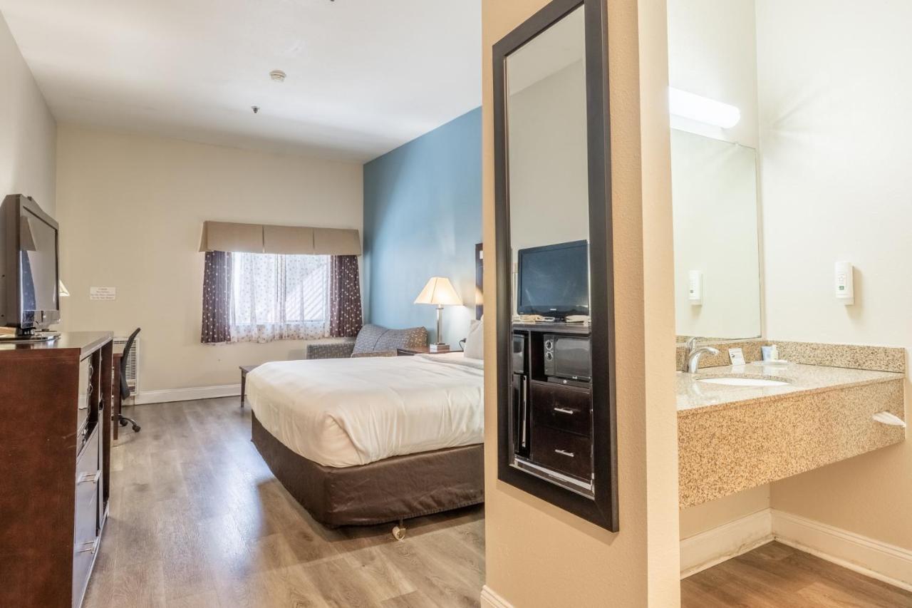 Standard Room, 1 King Bed, Non-Smoking at Quality Inn Near Mammoth Mountain Ski Resort