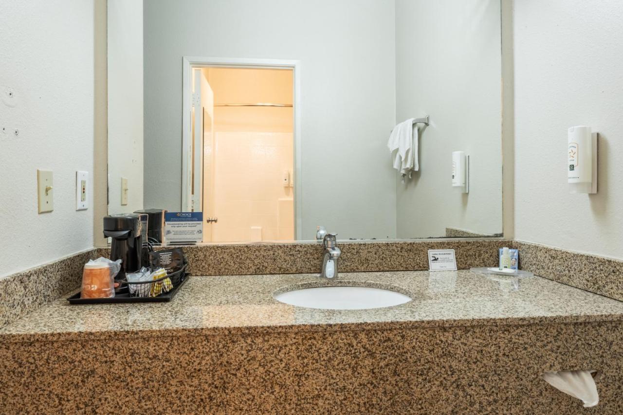 Standard Room, 1 King Bed, Non-Smoking at Quality Inn Near Mammoth Mountain Ski Resort