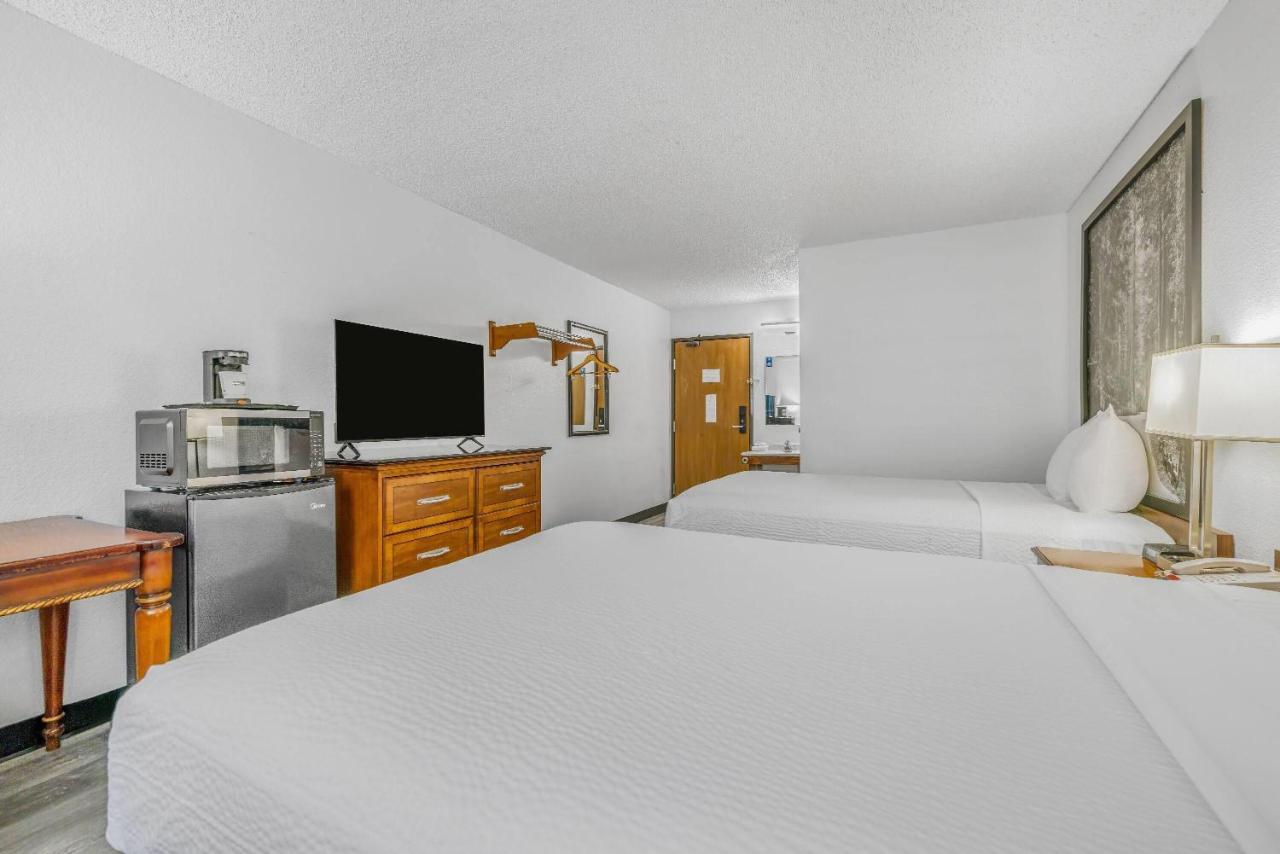 Deluxe Double Room with Two Double Beds - Non-Smoking at Super 8 by Wyndham Arcata