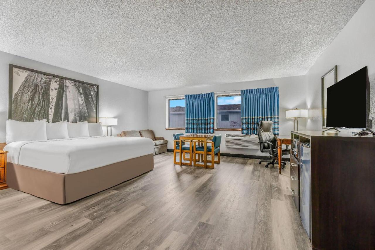 King Room - Non-Smoking at Super 8 by Wyndham Arcata