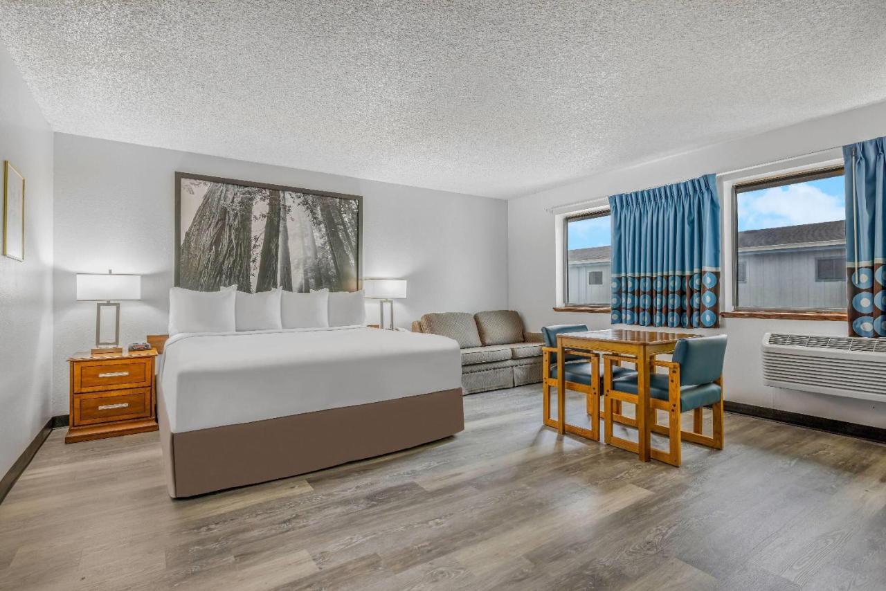 King Room - Non-Smoking at Super 8 by Wyndham Arcata