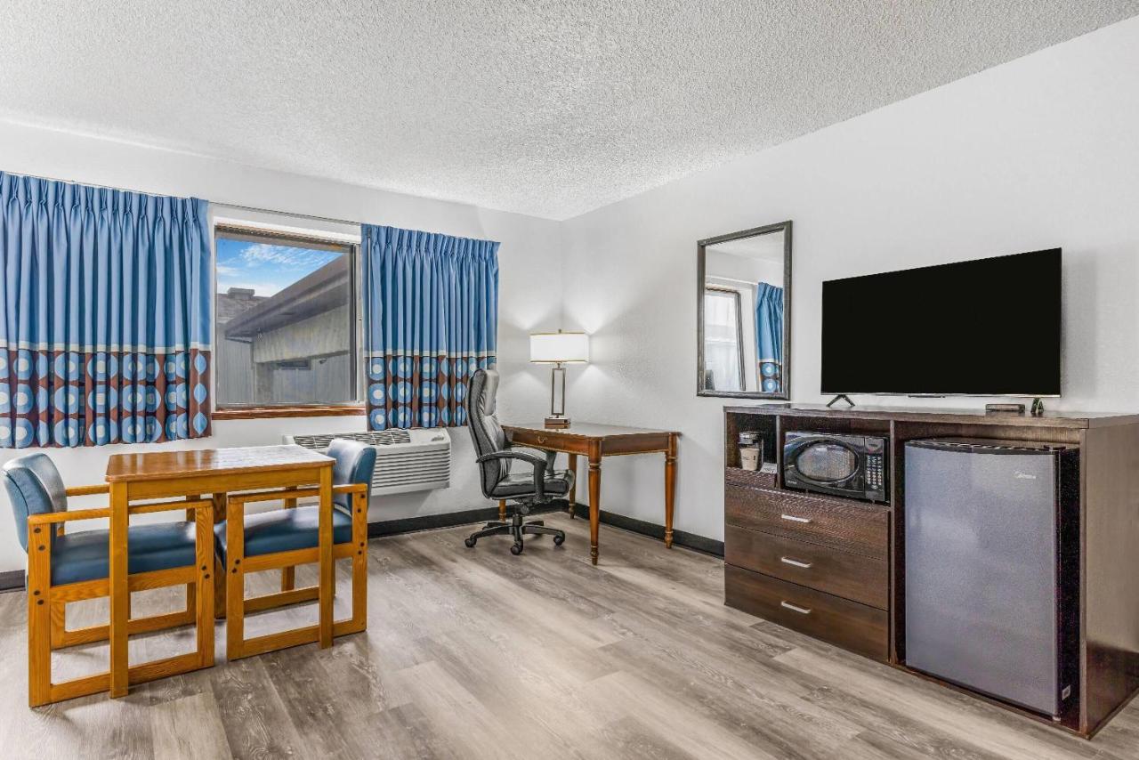 King Room - Non-Smoking at Super 8 by Wyndham Arcata