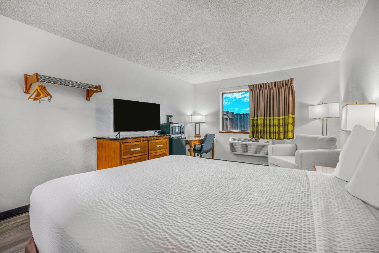 King Room - Non-Smoking at Super 8 by Wyndham Arcata